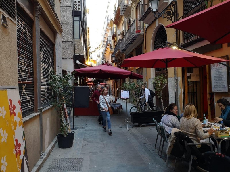 Valencia bajará a la calzada sus terrazas complicando más el aparcamiento