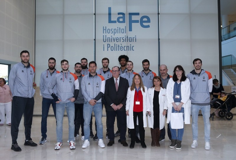 Valencia Basket visita a los hospitales con la Campaña ‘Un Juguete, una sonrisa’ de Falomir Juegos y Valencia Basket