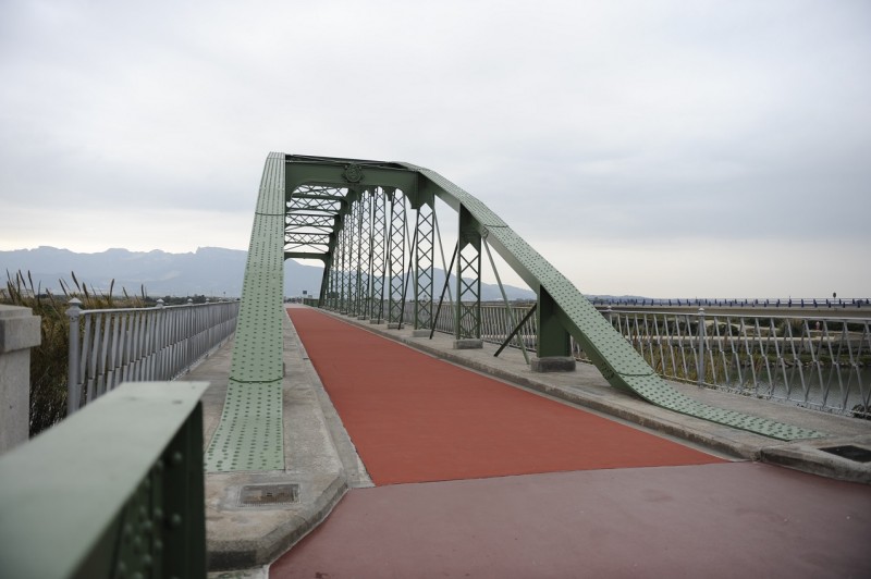 Fortaleny pone en servicio su ‘nuevo’ puente de hierro