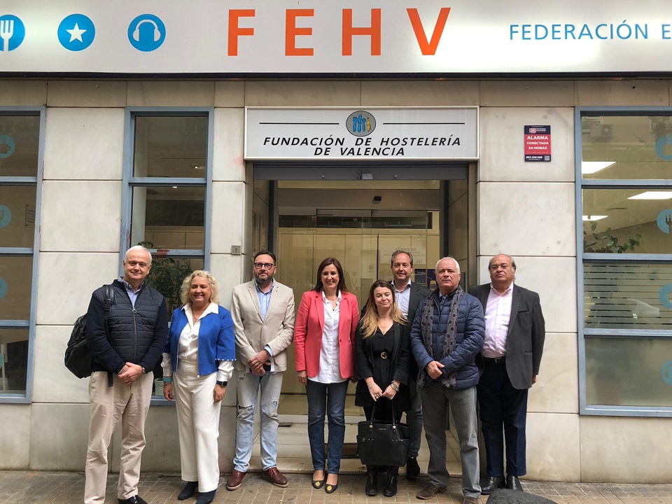 Català se compromete con los hosteleros a bajar los impuestos y a agilizar la tramitación de las licencias de actividades
