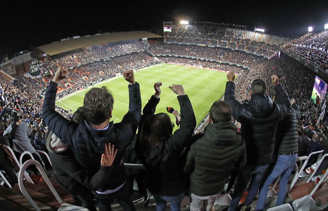 Mestalla vive otra noche mágica y explota de alegría con los goles de Guedes y Garay