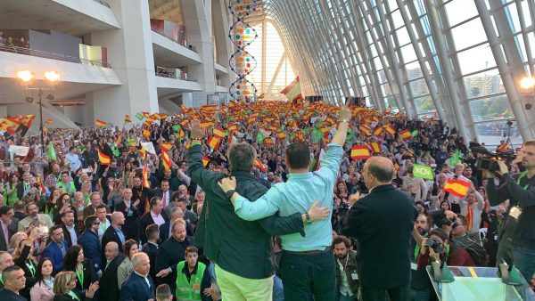 Santiago Abascal "Para ofrendar nuevas glorias a España la #EspañaViva llenará las urnas de papeletas rojigualdas"