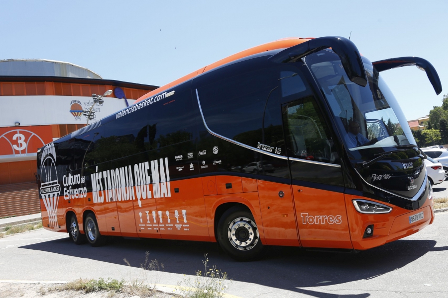Valencia Basket y Autocares Torres presentan el nuevo autobús de las plantillas profesionales