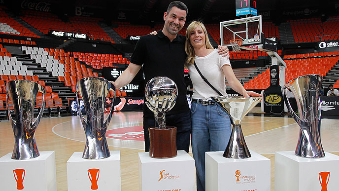 Rafa Martínez y su esposa ante los trofeos que ganó en La Fonteta