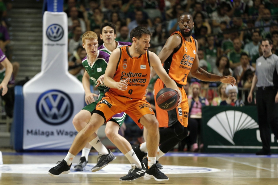 Valencia Basket conquista Málaga para que la serie se decida el martes en la Fonteta (69-76)