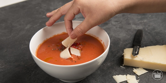 Servir en un bol, añadir taquitos de fresón y pimiento y decorar con albahaca y unas lascas de queso Grana Padano.