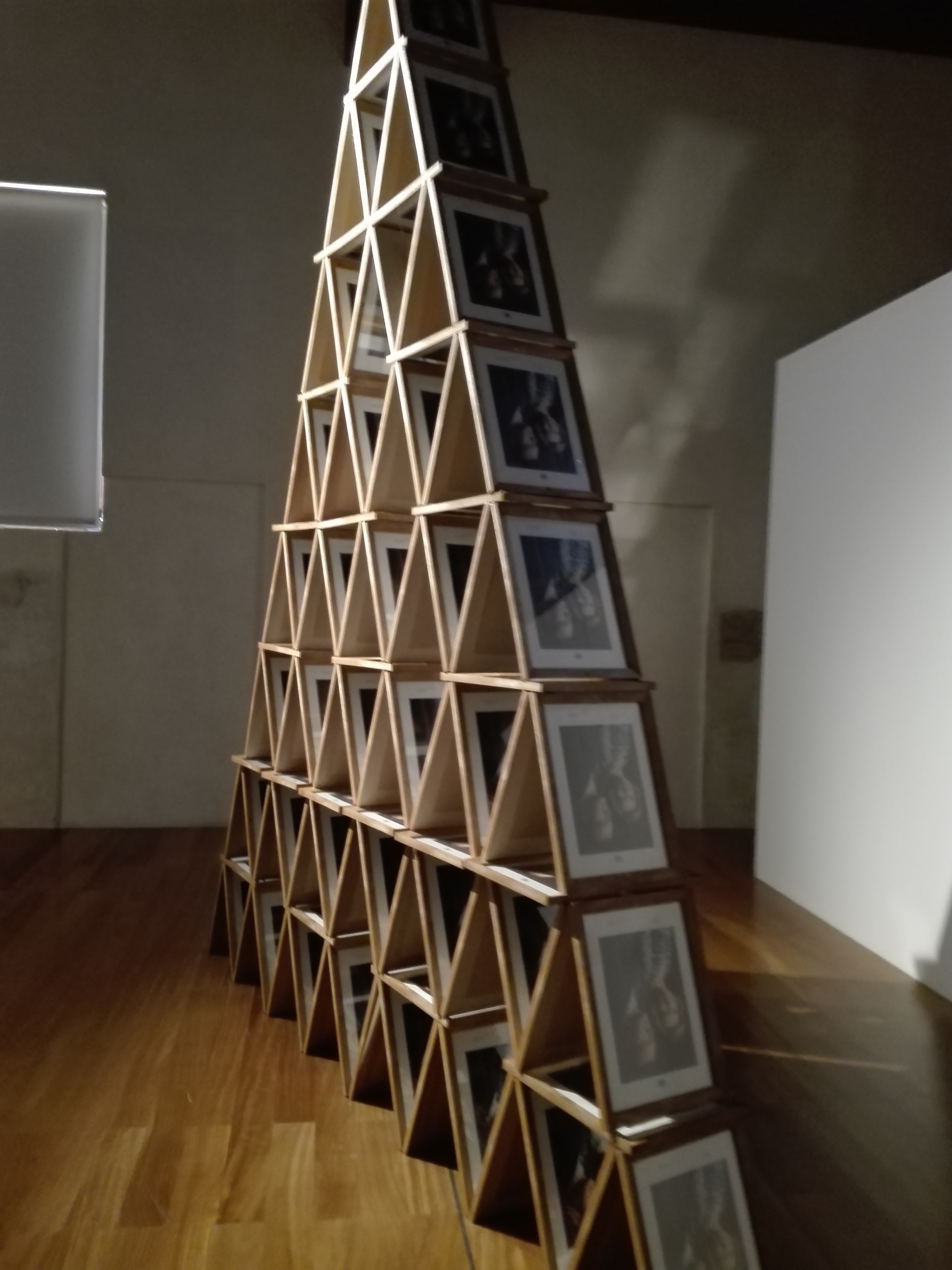 La Conselleria de Marzá permite una obra con fotos de los reyes cabeza abajo