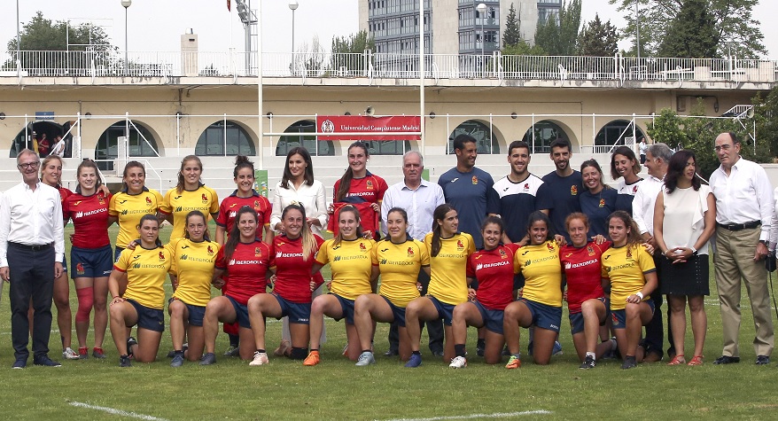 Ignacio Galán y SM La Reina Leticia con las jugadoras de Rugby 7