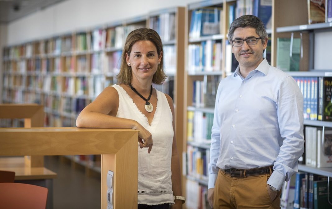 Los profesores de la CEU UCH Gonzalo Haro y Mabel Marí, codirectores del estudio sobre adicción a los videojuegos e inadaptación escolar.