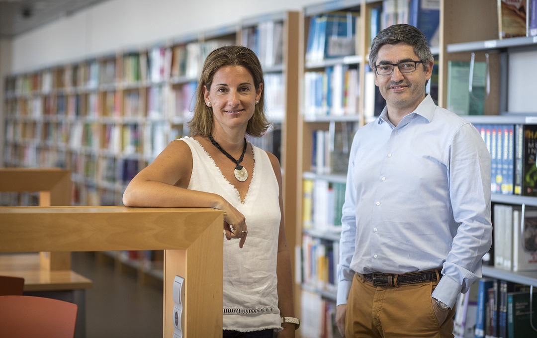Los profesores de la CEU UCH Gonzalo Haro y Mabel Marí, codirectores del estudio sobre adicción a los videojuegos e inadaptación escolar.