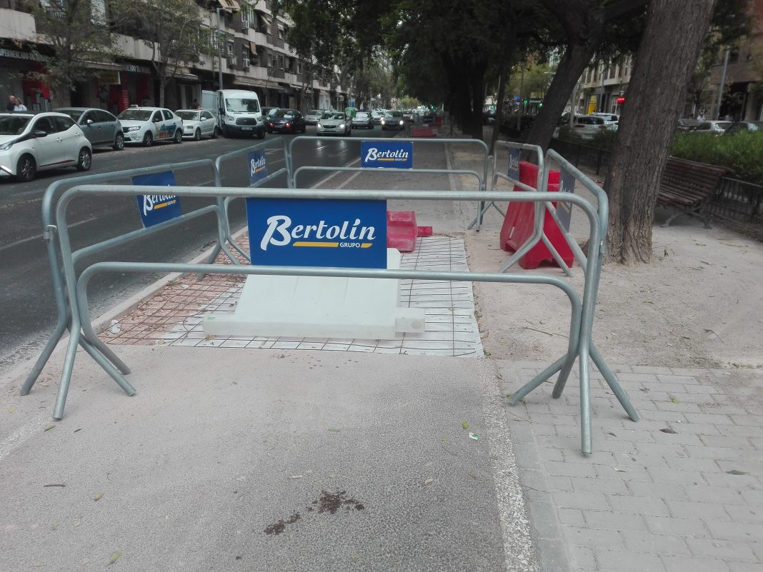 El nuevo carril bici de Manuel Candela se reforma 5 meses después de su inauguración