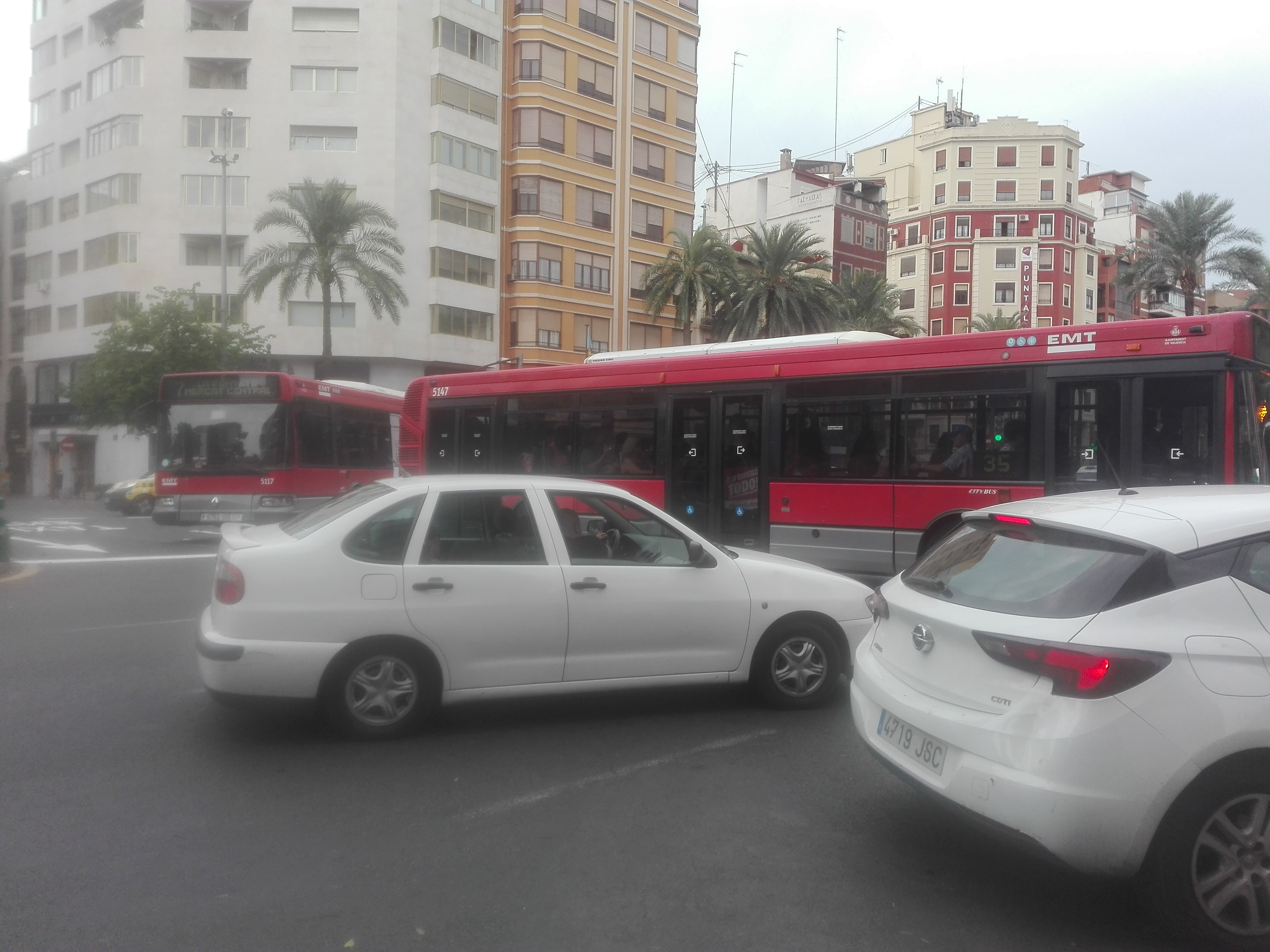 El primer día de la nueva ordenación de la Gran Vía y Ruzafa con caos y mucha policía