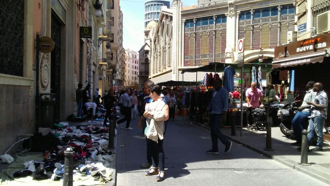 Los vendedores del mercadillo del domingo juto al Mercado Central recogen 3000 firmas contra el Ayuntamiento
