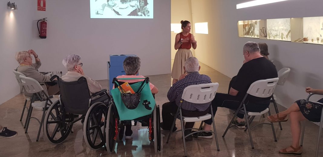 La ‘Caja de los recuerdos’ del Museu d’Etnologia refuerza la inclusión de las personas con demencia