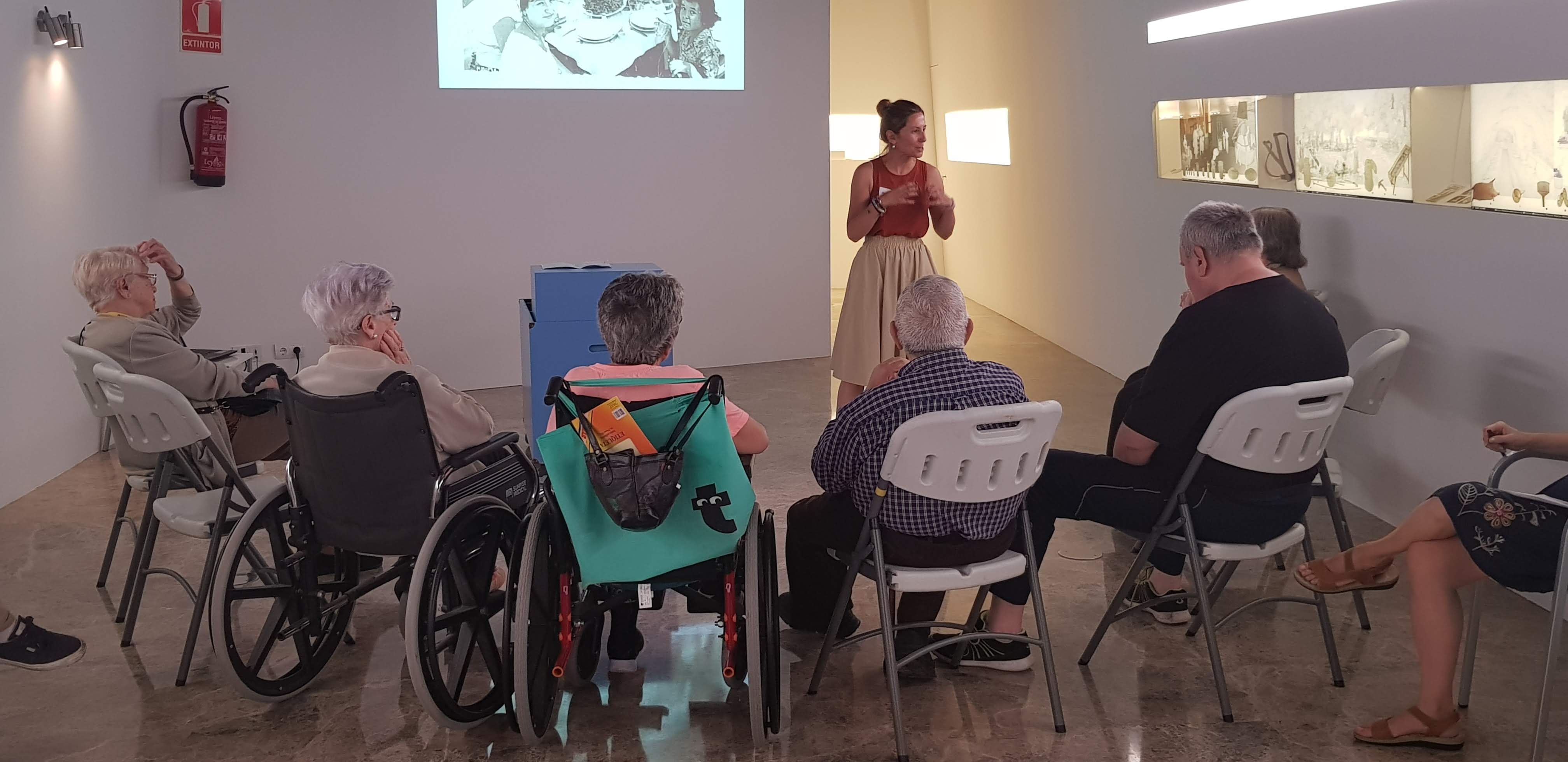 La ‘Caja de los recuerdos’ del Museu d’Etnologia refuerza la inclusión de las personas con demencia