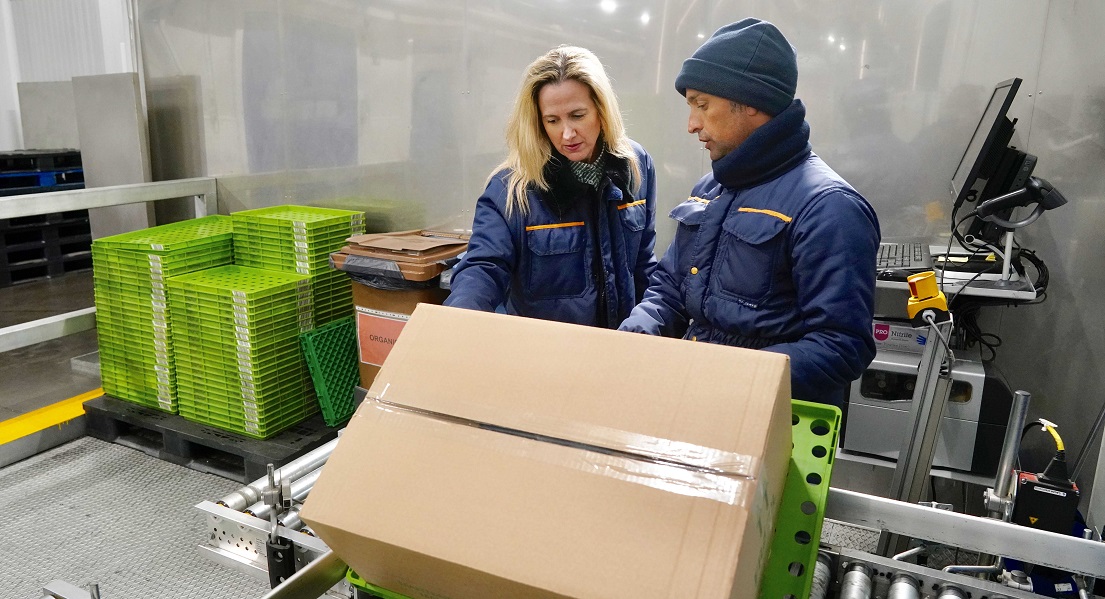 Mercadona contrata 200 informáticos, en la imagen Alicia Sena una de las nuevas incorporaciones en el Departamento de Informática durante su formación en los procesos logísticos de la compañía