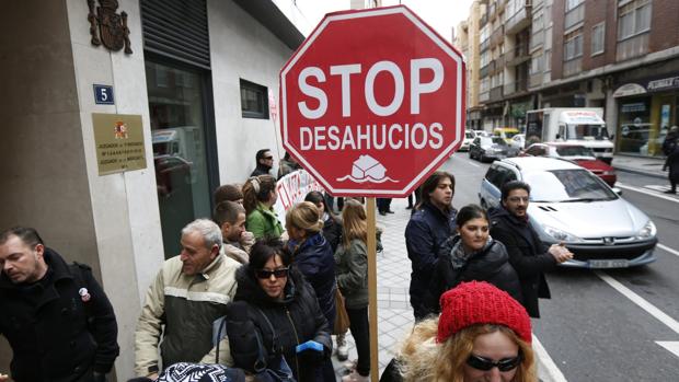El Tribunal Supremo frena los desahucios con menos de 12 meses de impago