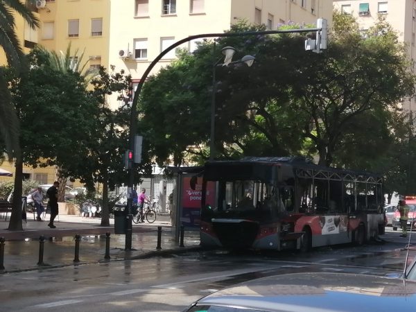 Espectacular incendio de un autobus de la EMT en Blasco Ibáñez