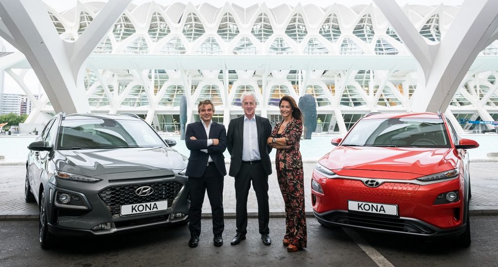 Pablo Estrela, gerente del concesionario Hyundai Koryo Car; Paco Borao, presidente de la SD Correcaminos; y Noelia Tomás, gerente del concesionario Hyundai Autib
