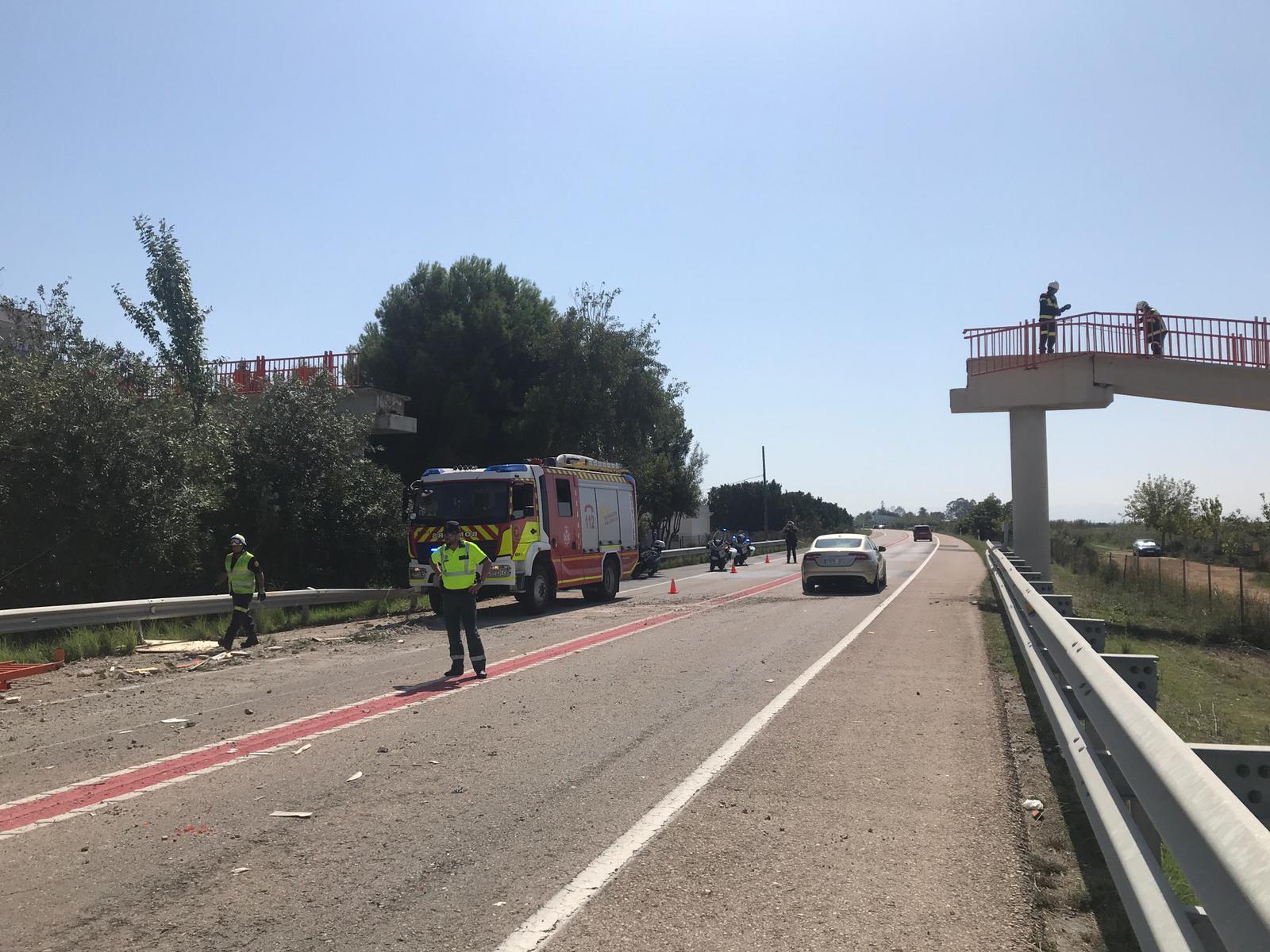 Cortada la Autovia del Saler en ambos sentidos por caida de la pasarela peatonal