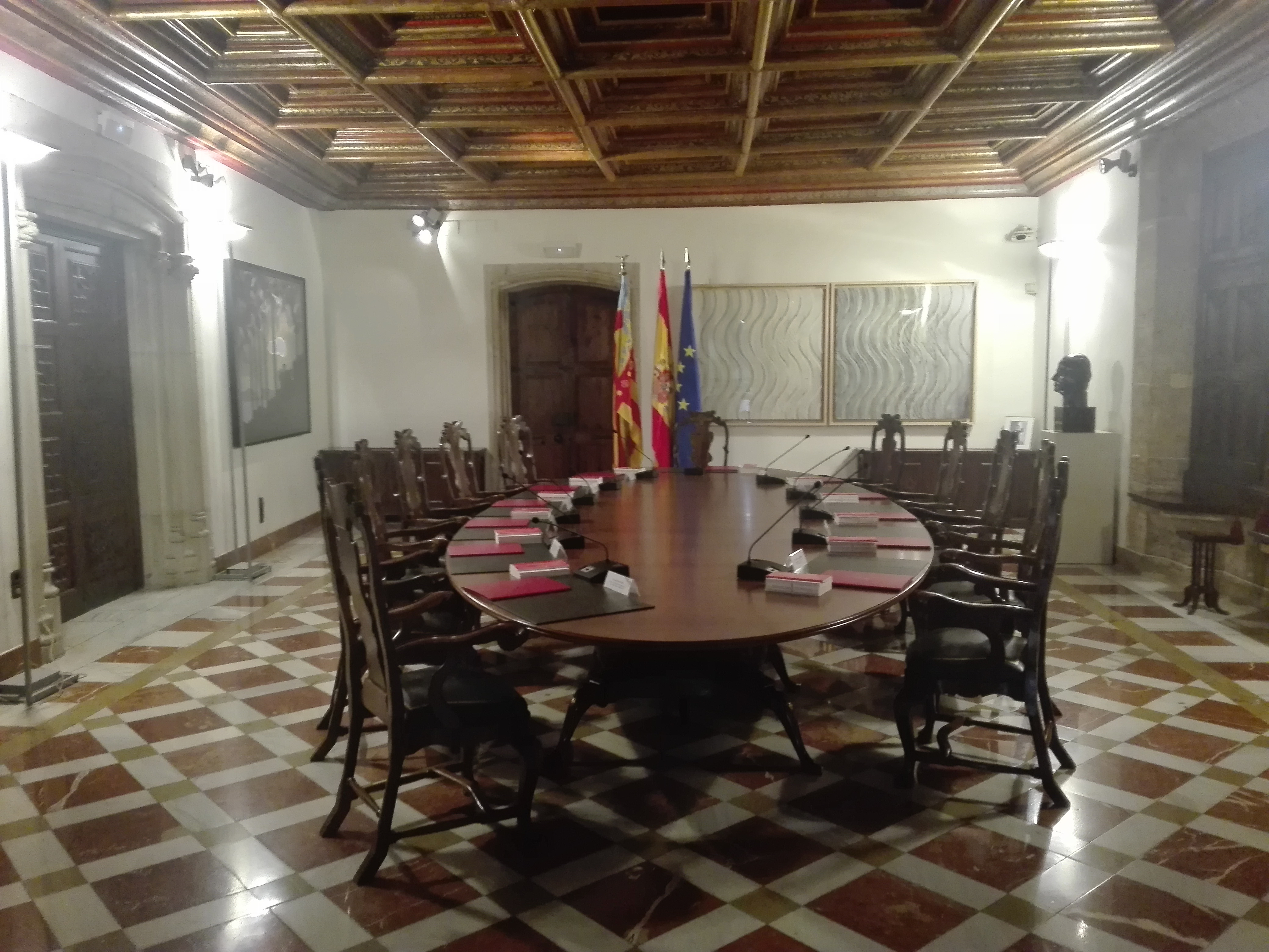 Los empleados públicos de la Generalitat recibirán en la nómina de julio un incremento salarial del 0,9%