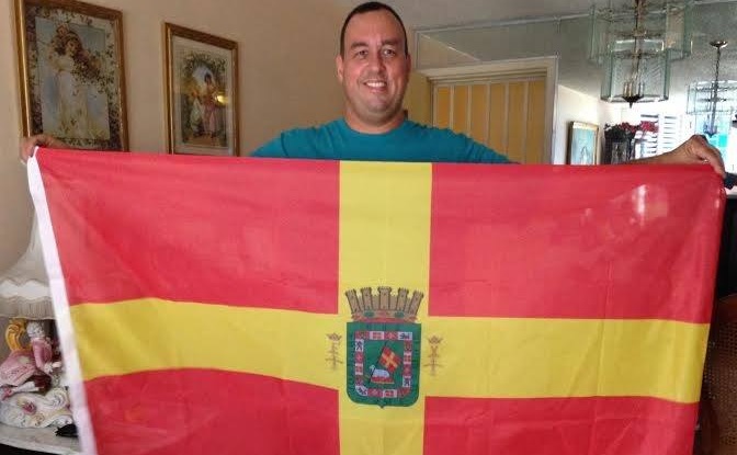 José Nieves Seise. Presidente del MRE ( Movimiento de reunificación de Puerto Rico con España )con la bandera Autonómica de Puerto Rico