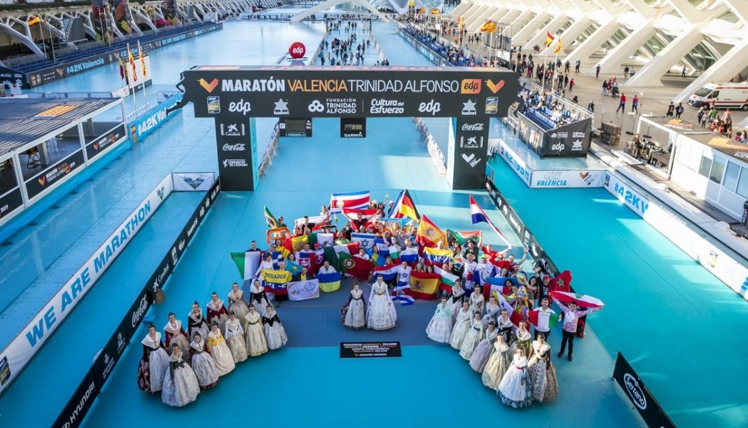 Las Falleras Mayores dan la bienvenida a los corredores internacionales del Maratón Valencia