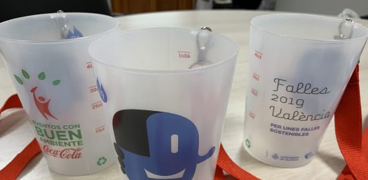El ayuntamiento repartirá 230 vasos reutilizables por comisión fallera para Fallas
