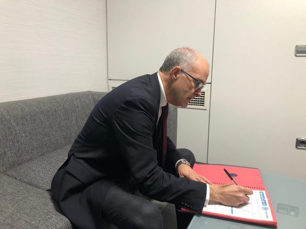 El Senador valenciano Fernando de Rosa firmando la Afiliación al Partido Popular