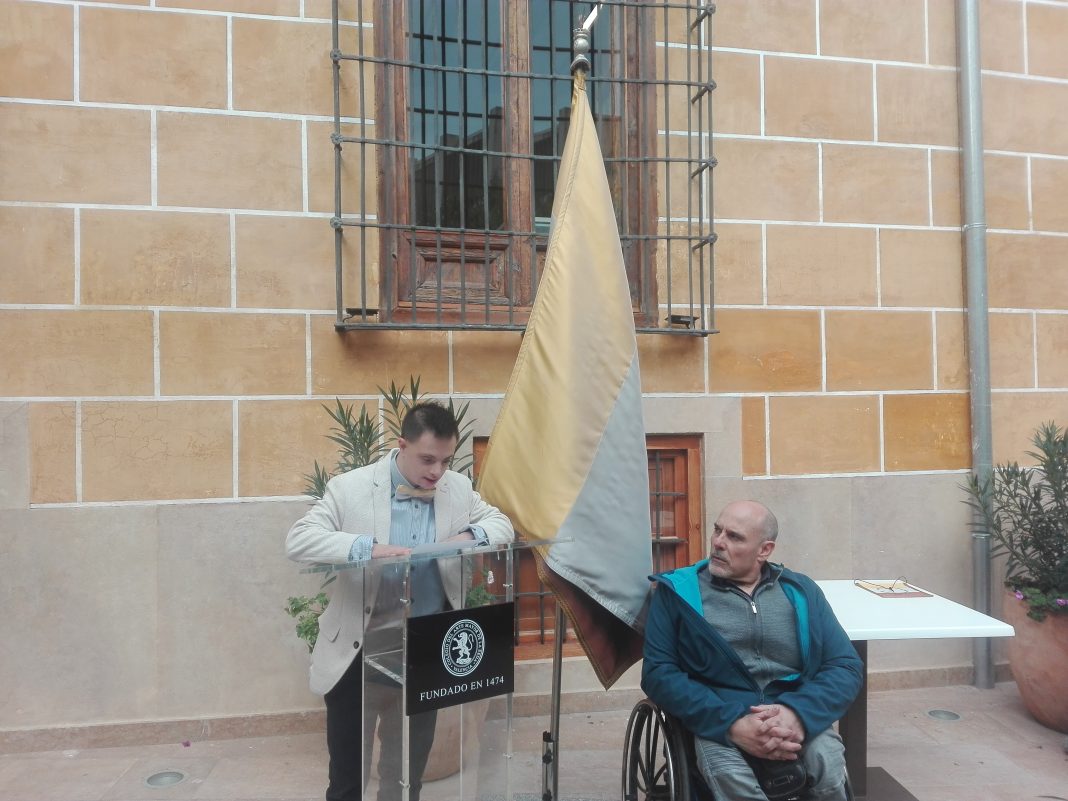 El Colegio Arte Mayor de la Seda acoge la exaltación de la Bandera de la Superación y la Discapacidad.