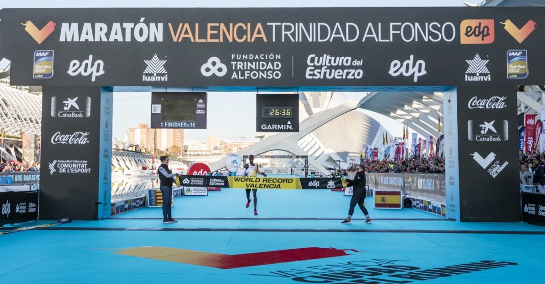 Cheptegei bate el récord del mundo (26:38) en la despedida del 10K Valencia Trinidad Alfonso