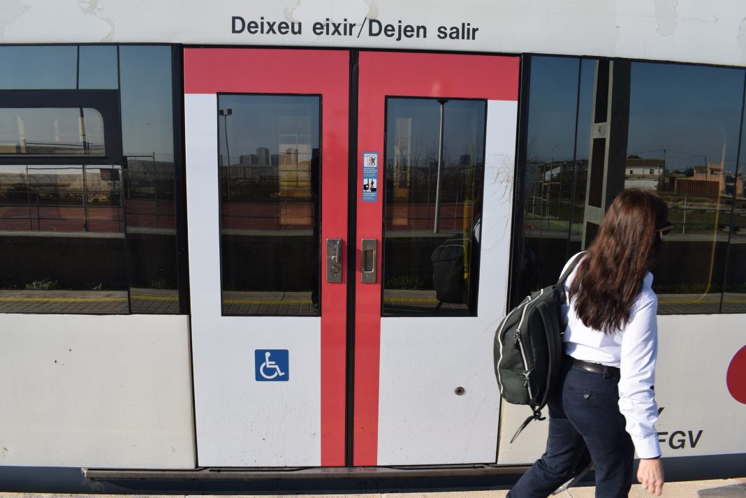 Metrovalencia señaliza las puertas de sus trenes y tranvías