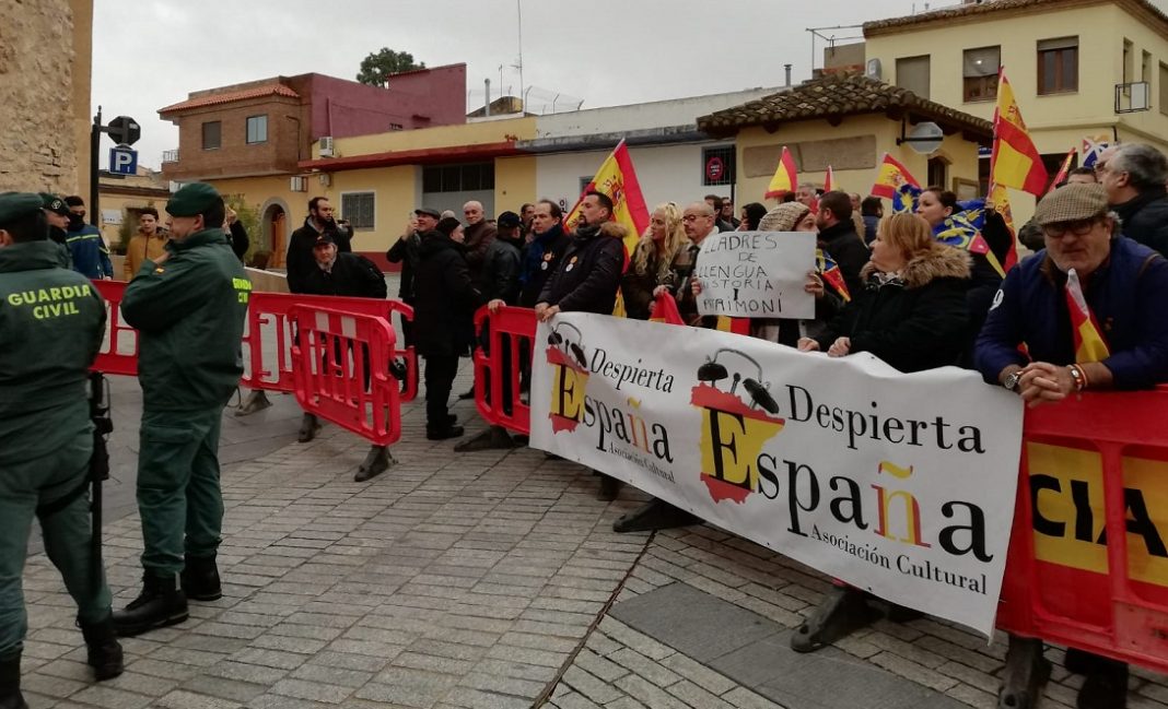 100 personas protestan contra Rufián en Ribarroja