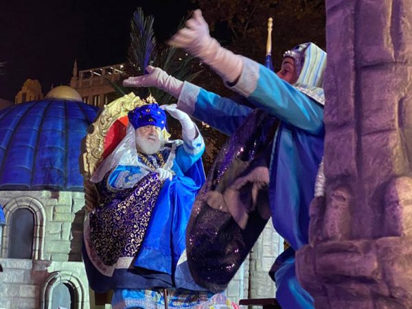 Los Reyes Magos desfilan por las calles de Valencia