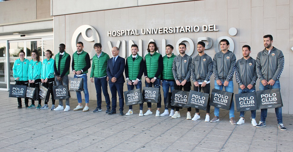 El Elche Club de Fútbol entrega regalos a los niños ingresados en el Hospital del Vinalopó