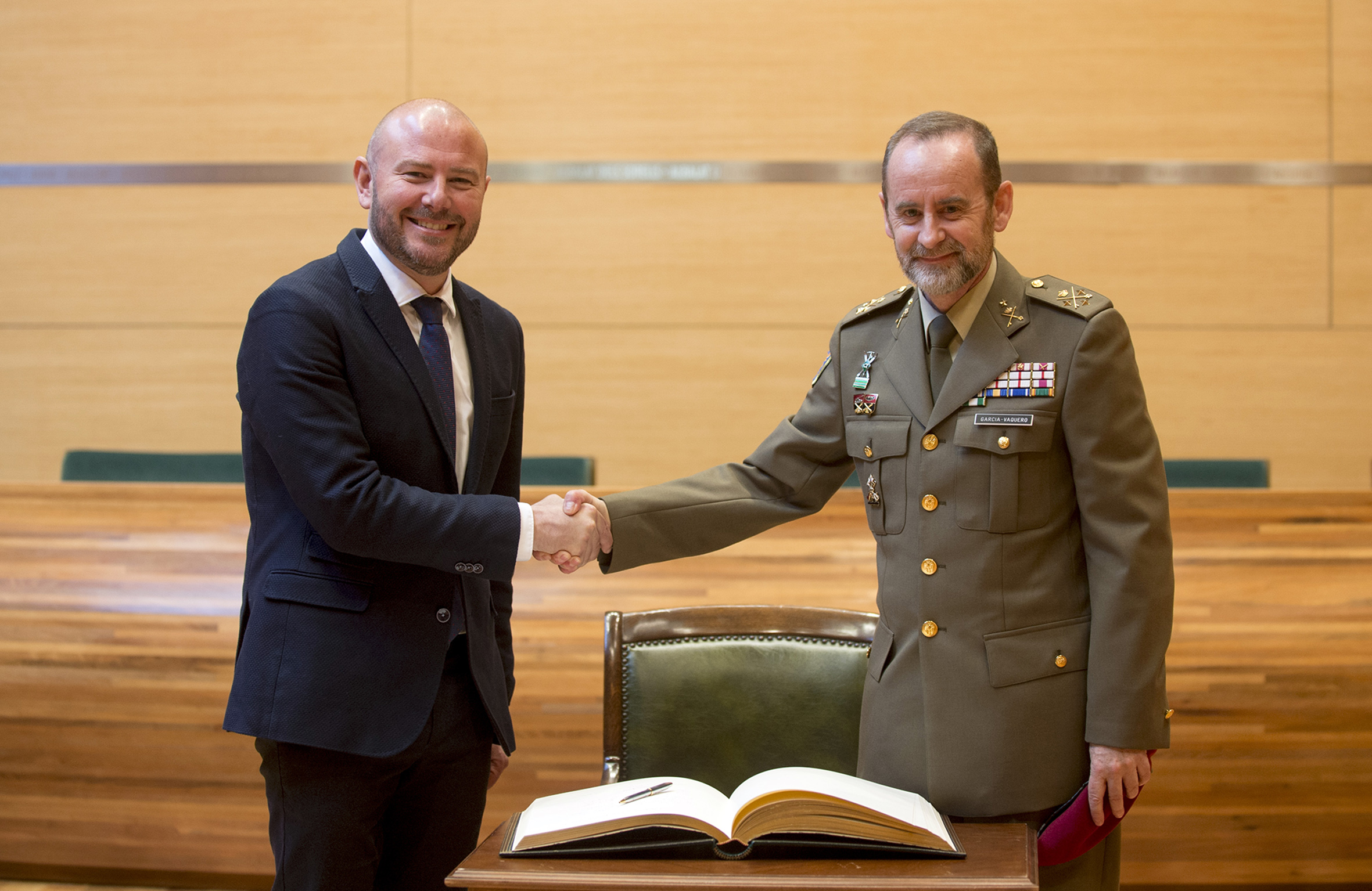El President de la Diputacio recibe al teniente general Jefe del cuartel de la OTAN tras su nombramiento