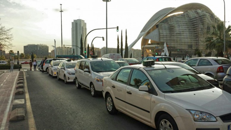 La Generalitat alarga la agonía de los taxistas con más de una licencia