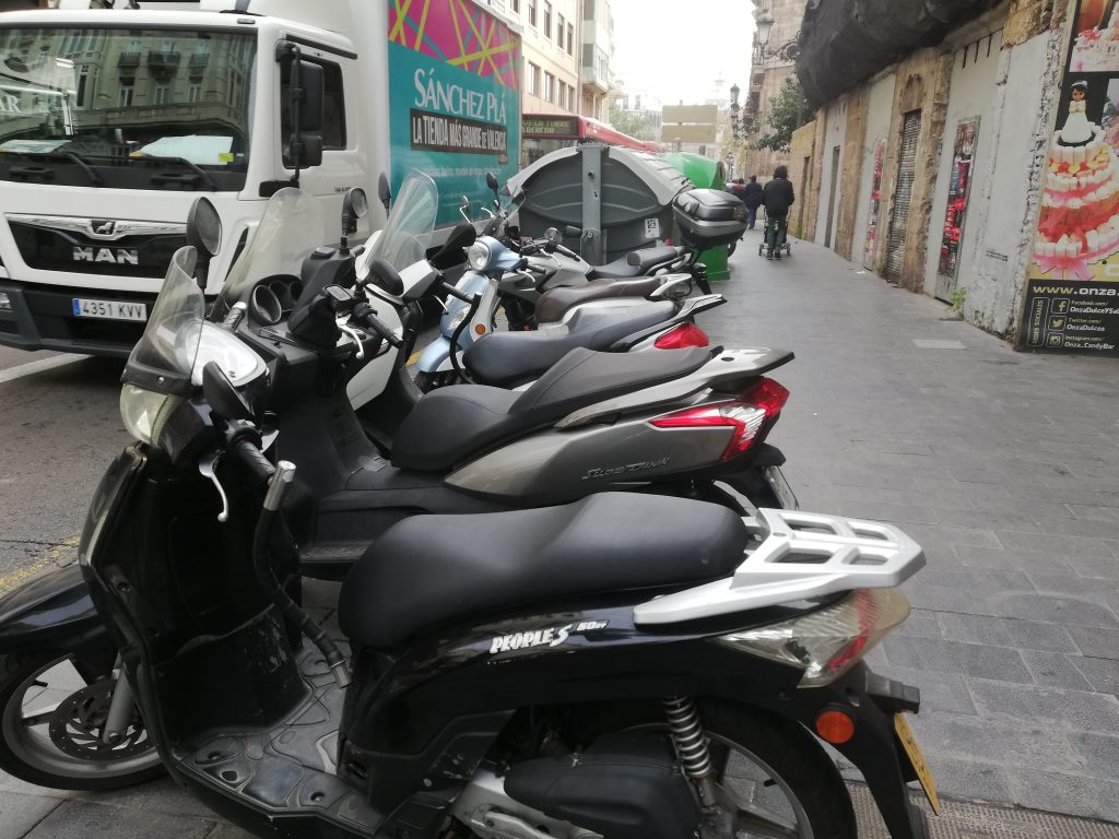 Las motos vuelven a las aceras del centro tras el fiasco de Ribó