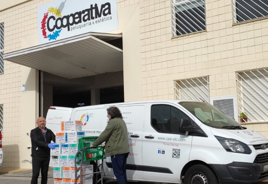 La Cooperativa Peluqueria & Estética de la CV, ha enviado para el ayuntamiento de Paterna, un palet con cajas de guantes de vinilo