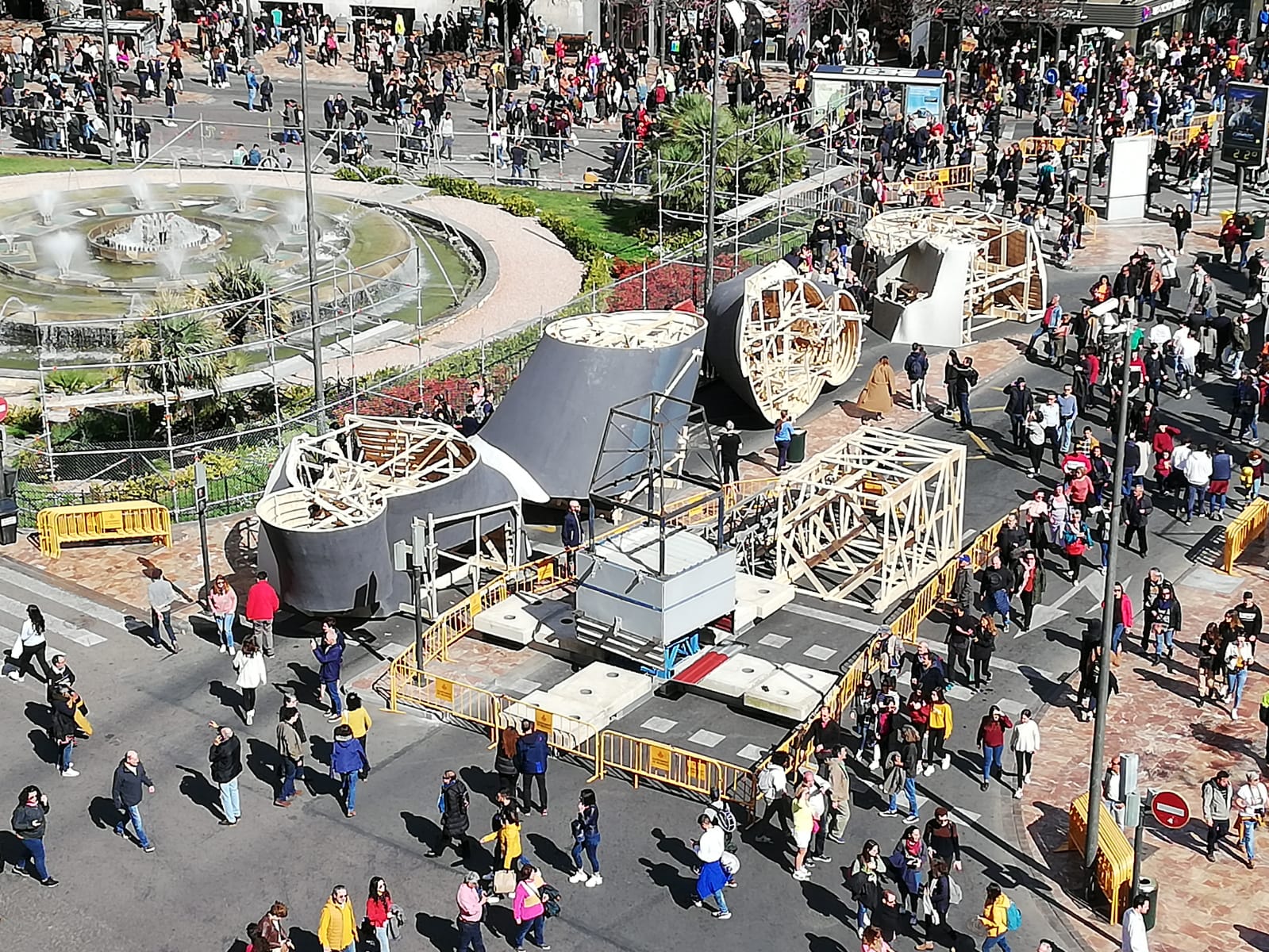 Llegan las piezas de la falla a la Plaza, con desperfectos por la caída por el camino de una pieza