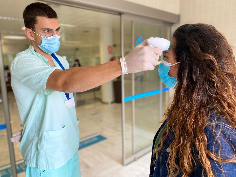 Ribera Salud blinda sus hospitales por el COVID19: toma la temperatura, controla higiene de manos y reparte mascarillas en los accesos