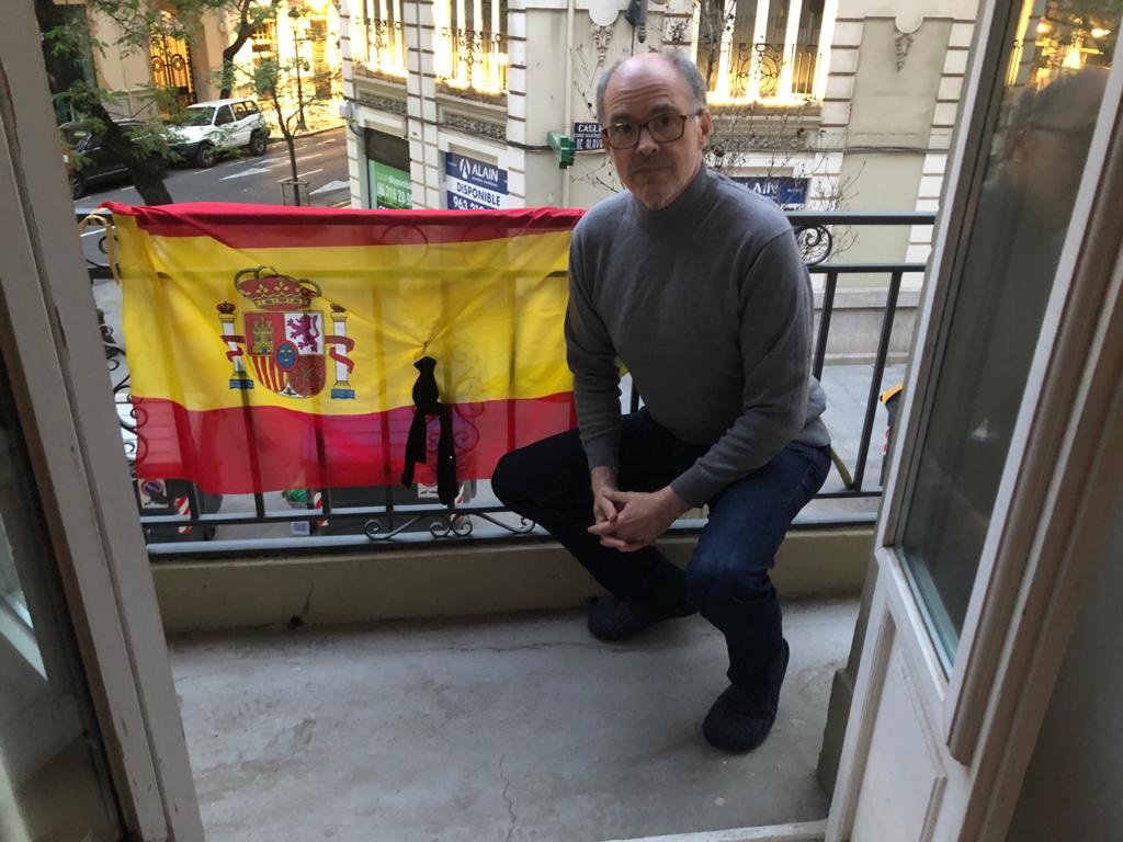 Fernando de Rosa inicia una campaña solicitando que ciudadanos e instituciones públicas coloquen en sus balcones la bandera de España con un crespón negro
