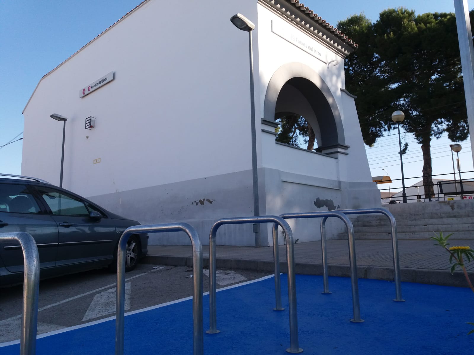 La Generalitat pone en servicio aparcabicis en cinco estaciones de Metrovalencia para facilitar la intermodalidad