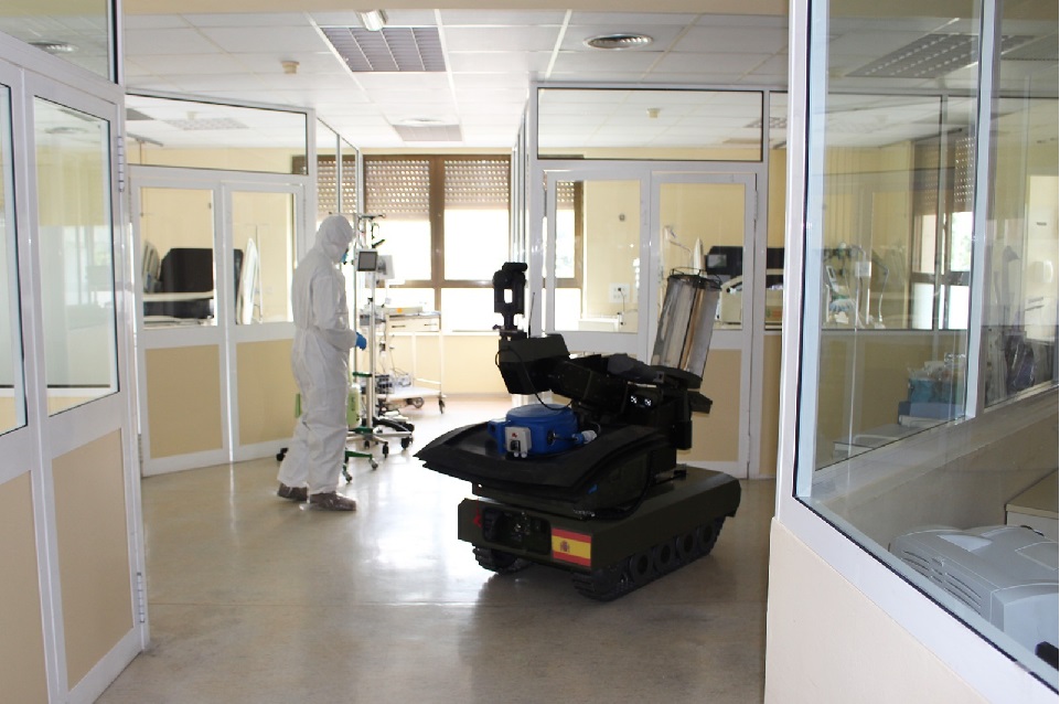 El Robot Atila del Ejército de Tierra realiza pruebas de desinfección en el Hospital General de Valencia