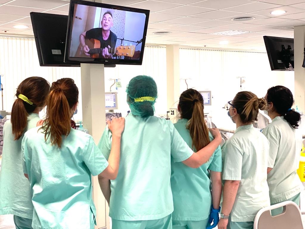 Los pacientes de Ribera Salud disfrutan de un concierto virtual solidario de Álex de la Nuez