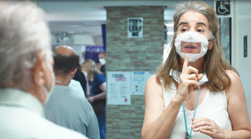 Iberdrola entrega las primeras 1.000 mascarillas fabricadas por sus voluntarios, adaptadas para personas sordas