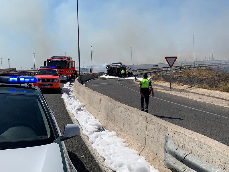La Guardia Civil rescata una persona del interior de un vehículo ardiendo tras un accidente de circulación.