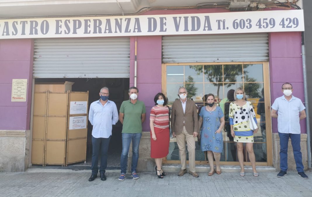 El senador de la provincia de Valencia por el Partido Popular, Fernando de Rosa, visita el municipio de Picassent junto con la portavoz y los concejales del partido en la localidad.