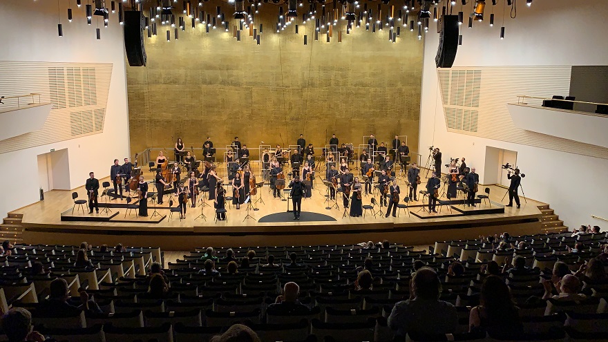 Más de 200 personas asisten al primer concierto sinfónico de España en época de coronavirus a cargo de ADDA Simfònica.