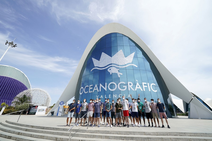 Valencia Basket cambia su rutina con una visita al Oceanogràfic